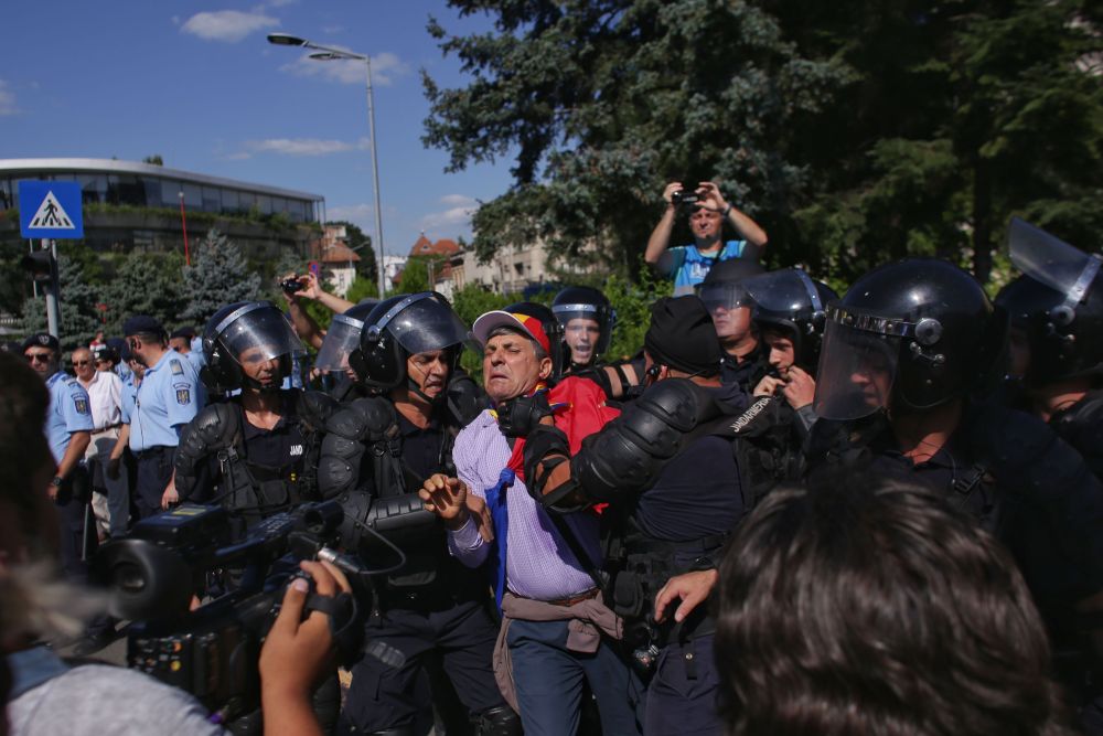UPDATE. Război de stradă între jandarmi și huligani, în Piața Victoriei. 452 de persoane rănite / VIDEO&FOTO