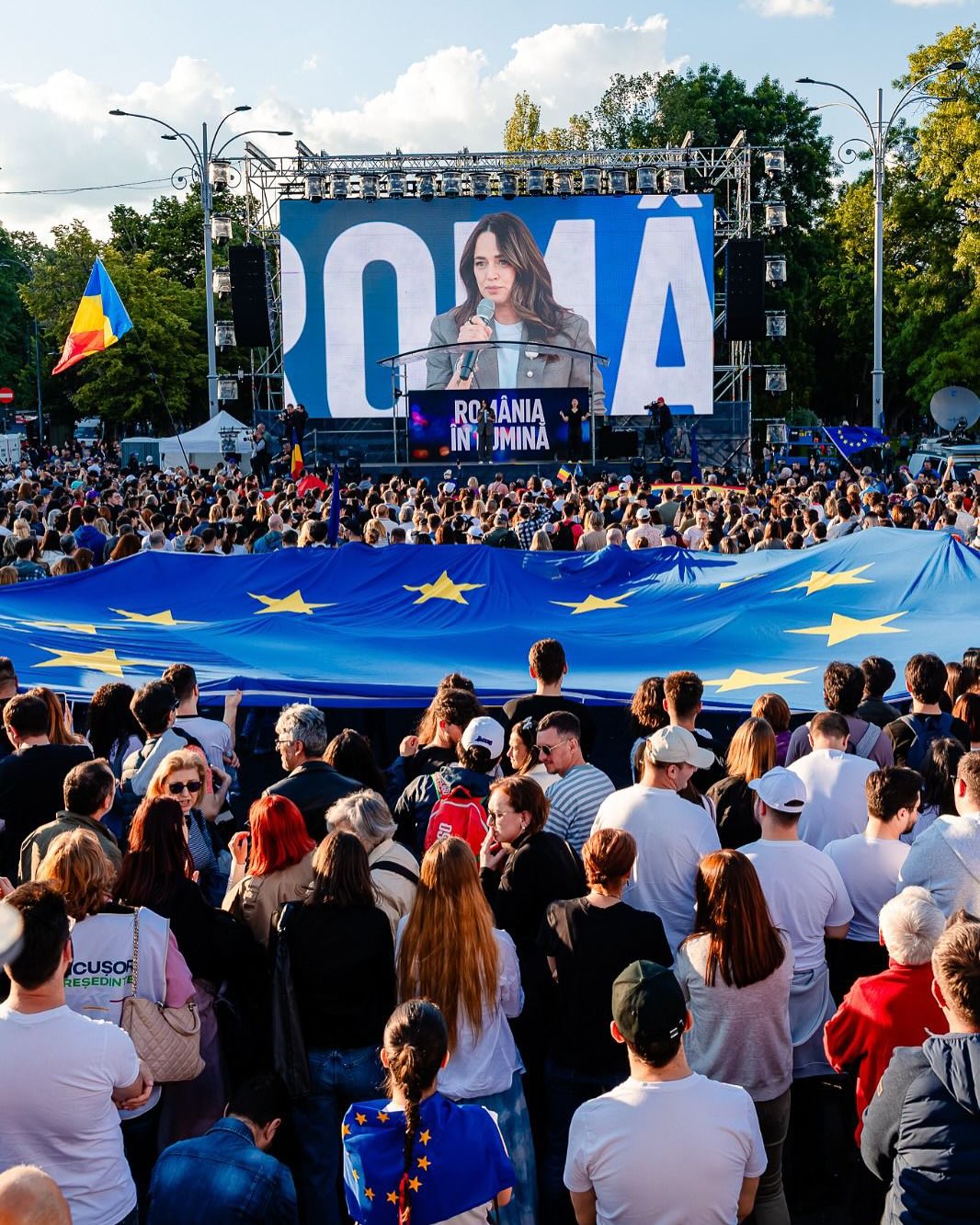 Mesajul transmis de Andreea Raicu la mitingul „România în lumină”: „Ca femeie, am fost învățată să tac”. Vedeta l-a îmbrățișat pe Nicușor Dan