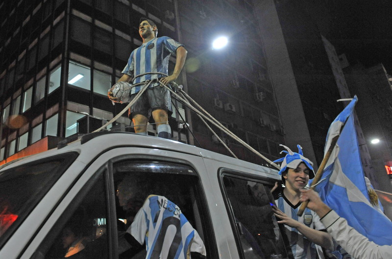 FOTO ŞI VIDEO / Fiestă la Buenos Aires! Fanii au petrecut pe străzi toată noaptea 