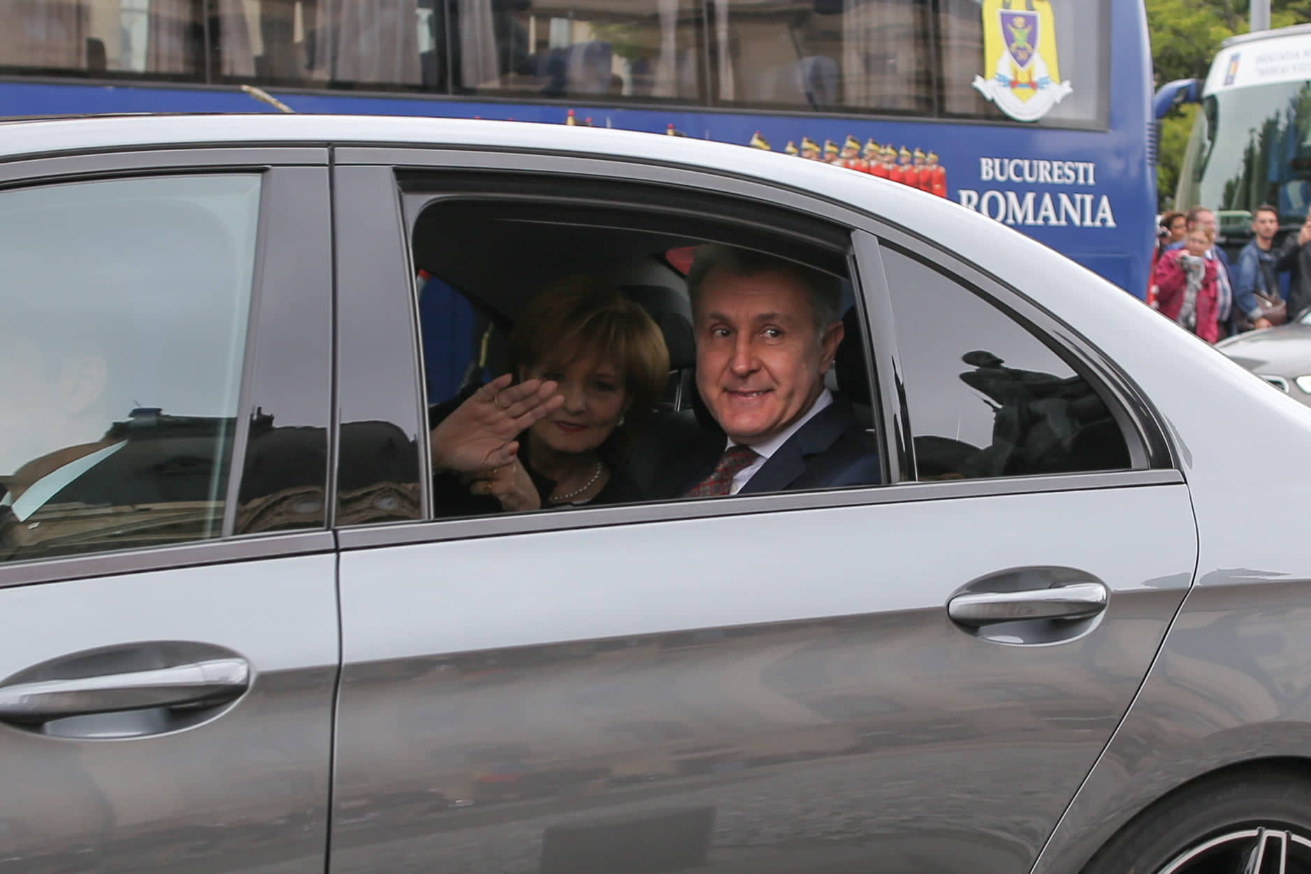 UPDATE. Ziua Regelui, marcată prin manifestări culturale. Ceremonie militară şi depuneri de coroane de flori la statuia Regelui Carol I din Piaţa Palatului Regal | FOTO&VIDEO