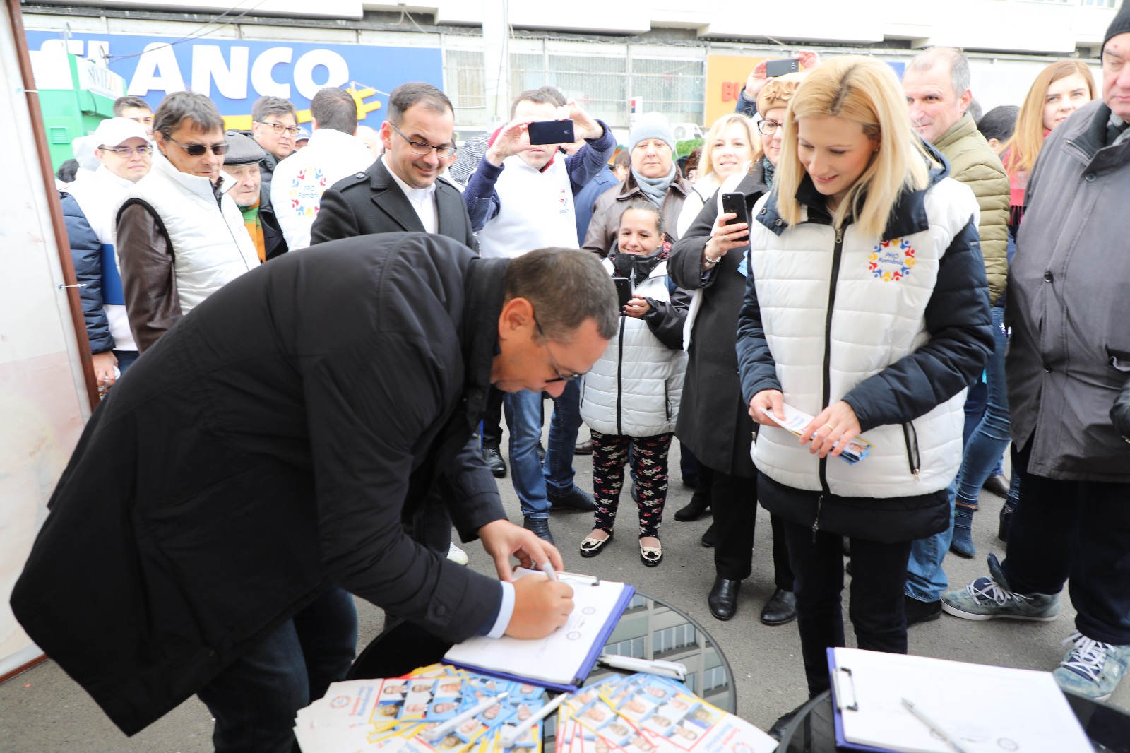 FOTO | Victor Ponta şi Corina Creţu au strâns semnături pentru Pro România, în Piaţa Obor