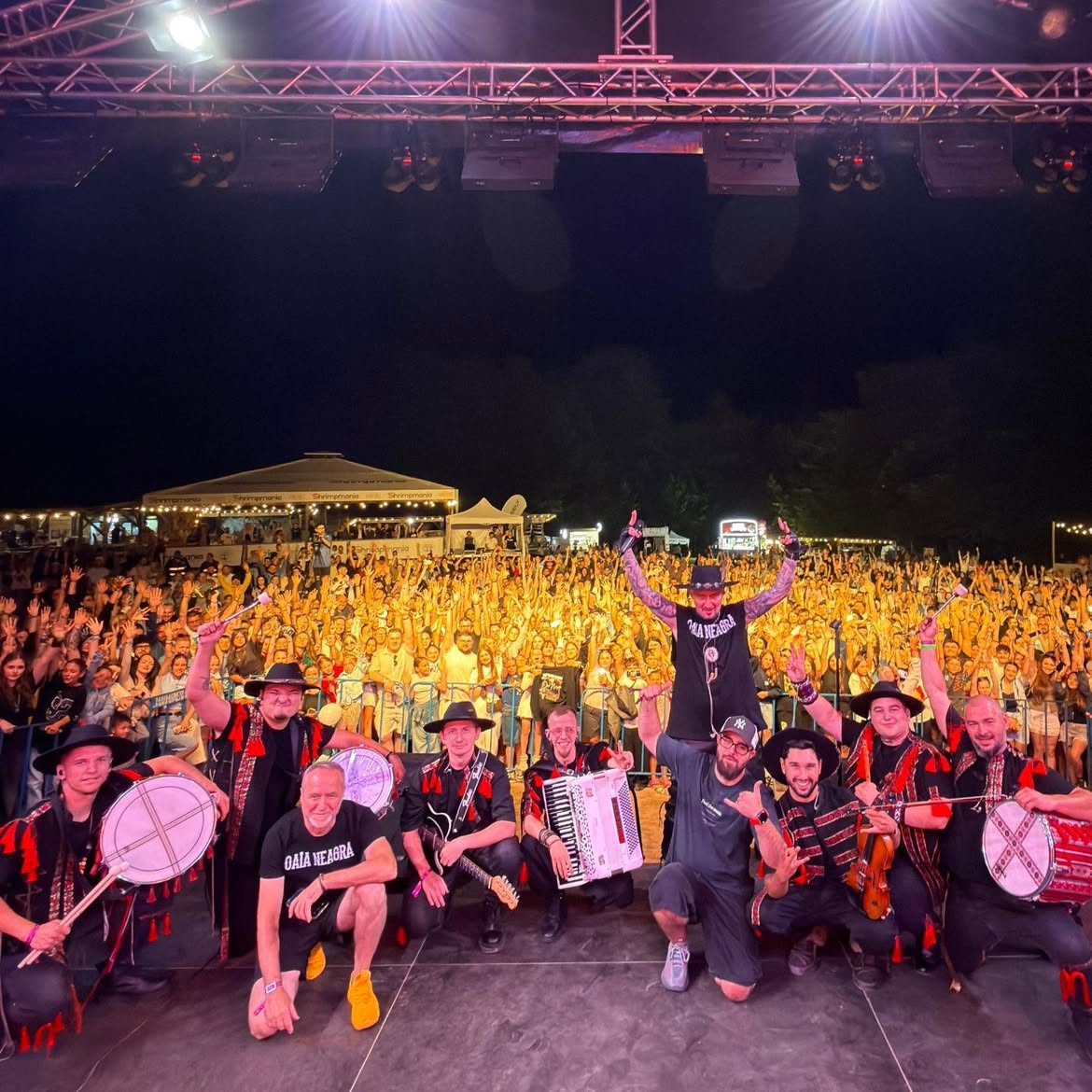 Motivul pentru care un artist român s-a urcat pe schelele scenei în timpul unui concert din Bucovina: „Pleci schimbat”