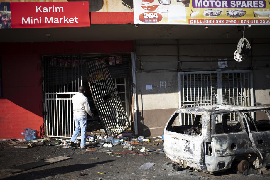 Violențele din Africa de Sud, soldate cu cel puțin 32 de morți. Motivul care a declanșat incendiile și jafurile