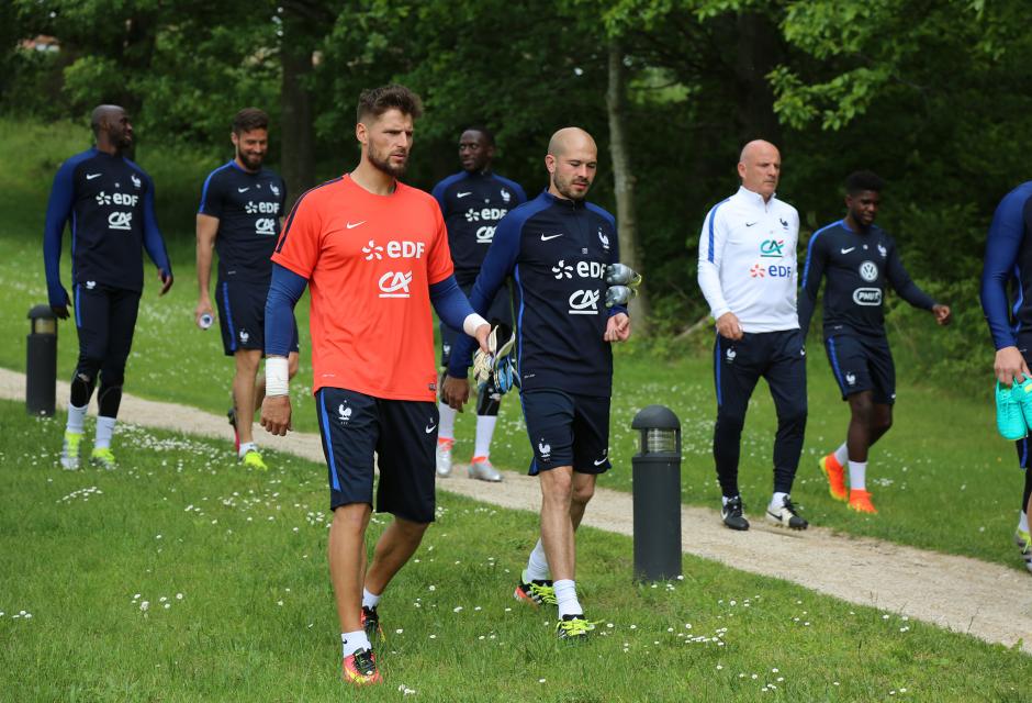Francezii nu se tem de români. Didier Deschamps vrea să-l bage în sperieți pe Iordănescu și pune pe internet imagini video cu scheme de joc