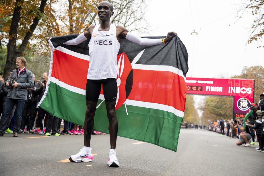 Un kenyan a făcut istorie! Eliud Kipchoge, primul atlet care aleargă maratonul în mai puțin de două ore / VIDEO