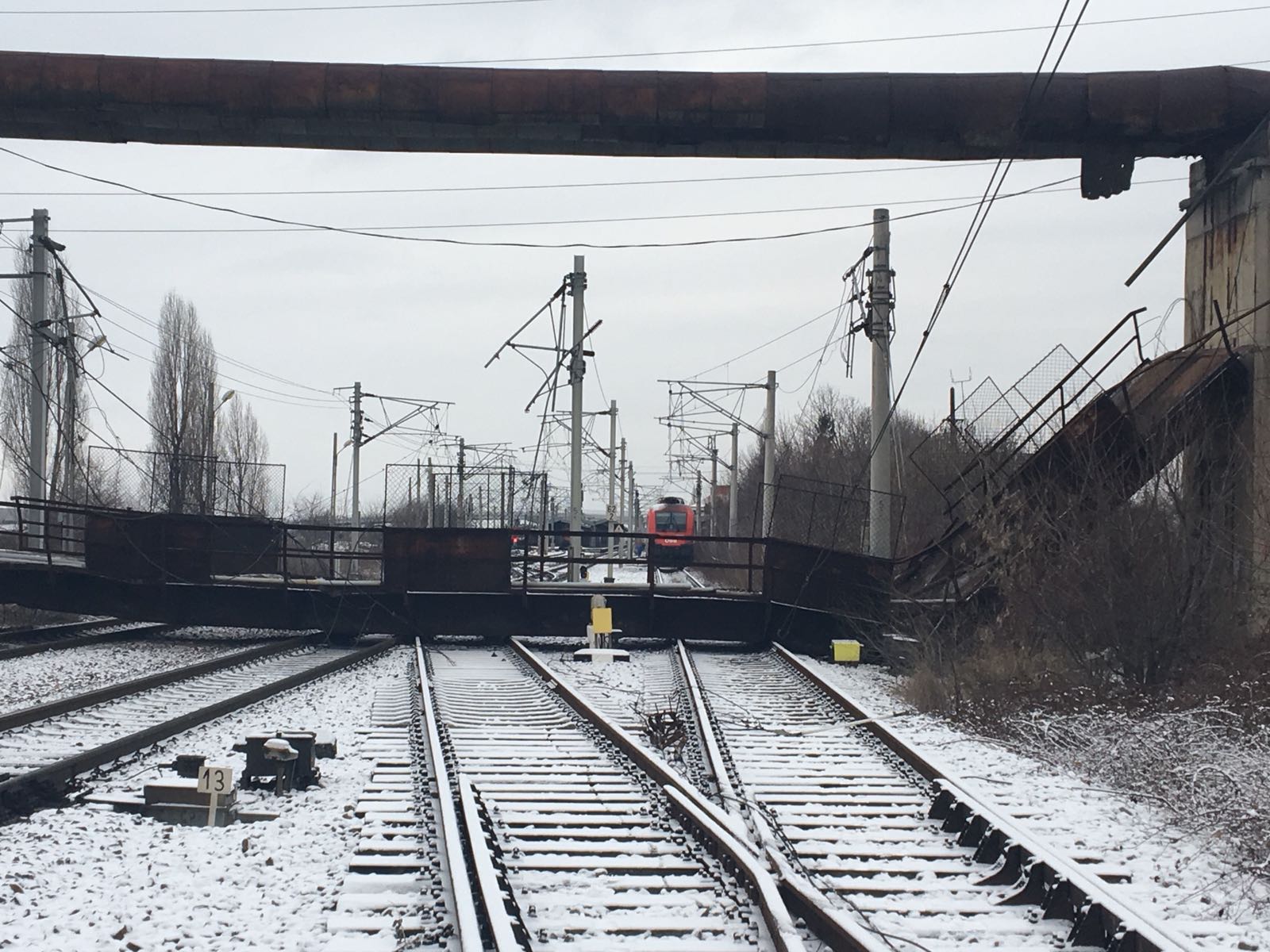 UPDATE/Traficul feroviar a fost reluat complet pe ruta București-Brașov. O pasarelă s-a prăbușit peste calea ferată, la Ploiești / FOTO&VIDEO