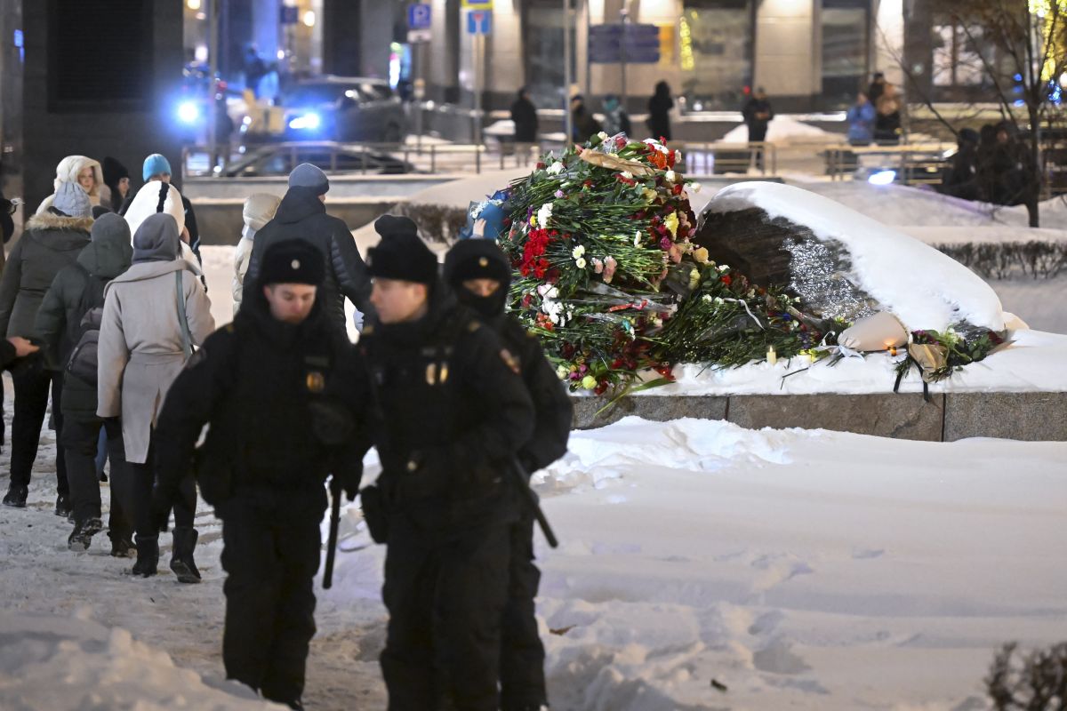 Peste 200 de rețineri în Rusia în urma protestelor tăcute. Oamenii au depus flori în memoria lui Aleksei Navalnîi, în mai multe orașe - UPDATE