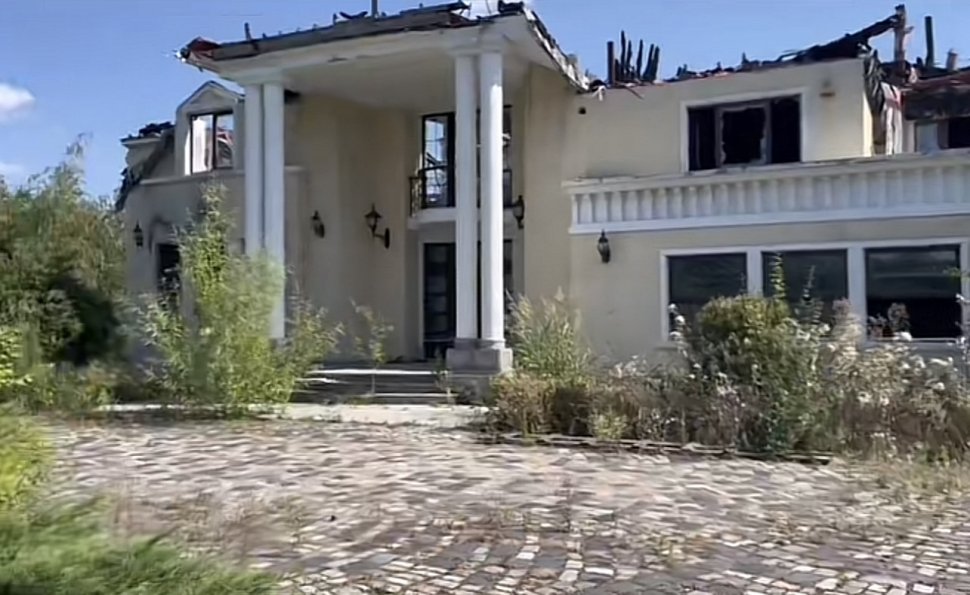 Imagini din interiorul vilei din Izvorani a lui Irinel Columbeanu. Imobilul a ars complet, dar pozele cu fiica lui nu au fost atinse de flăcări