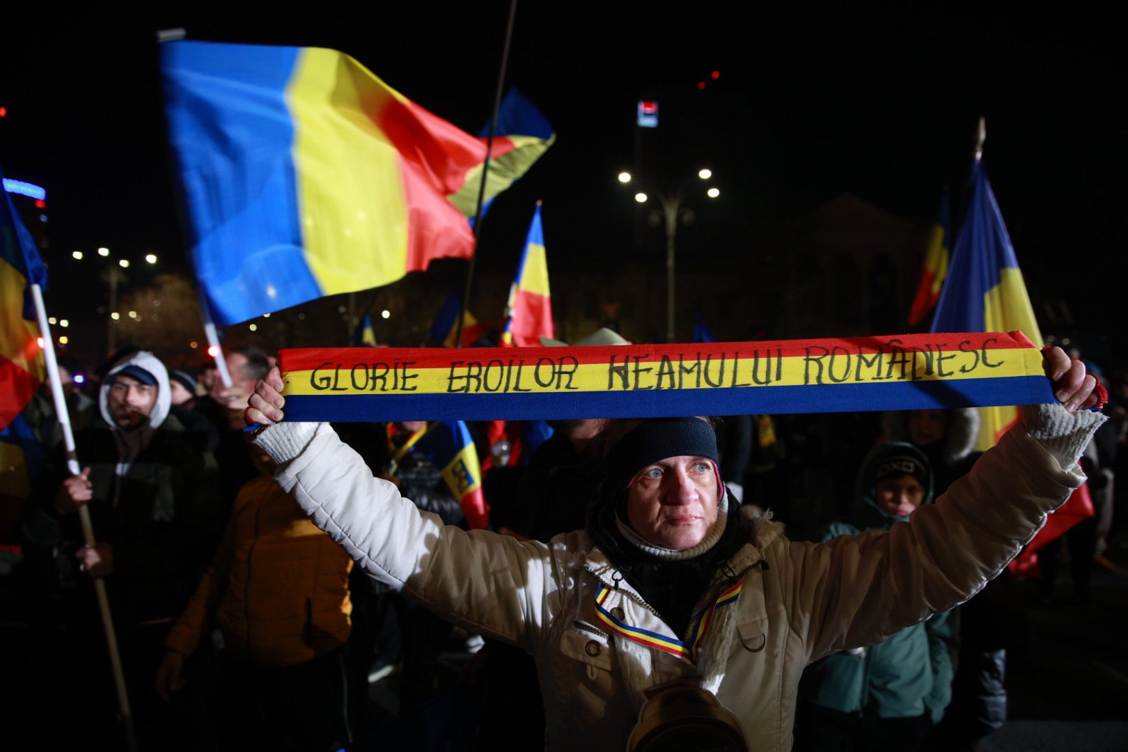 LIVE TEXT: Zeci de mii de oameni la protestul organizat de AUR în București. Mai mulți protestatari aveau asupra lor cuţite, bricege și substanţe interzise