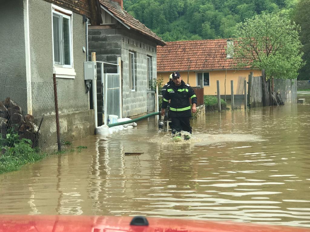 Urmările codului roșu de inundații din Caraș-Severin și Timiș, în imagini (FOTO & VIDEO)