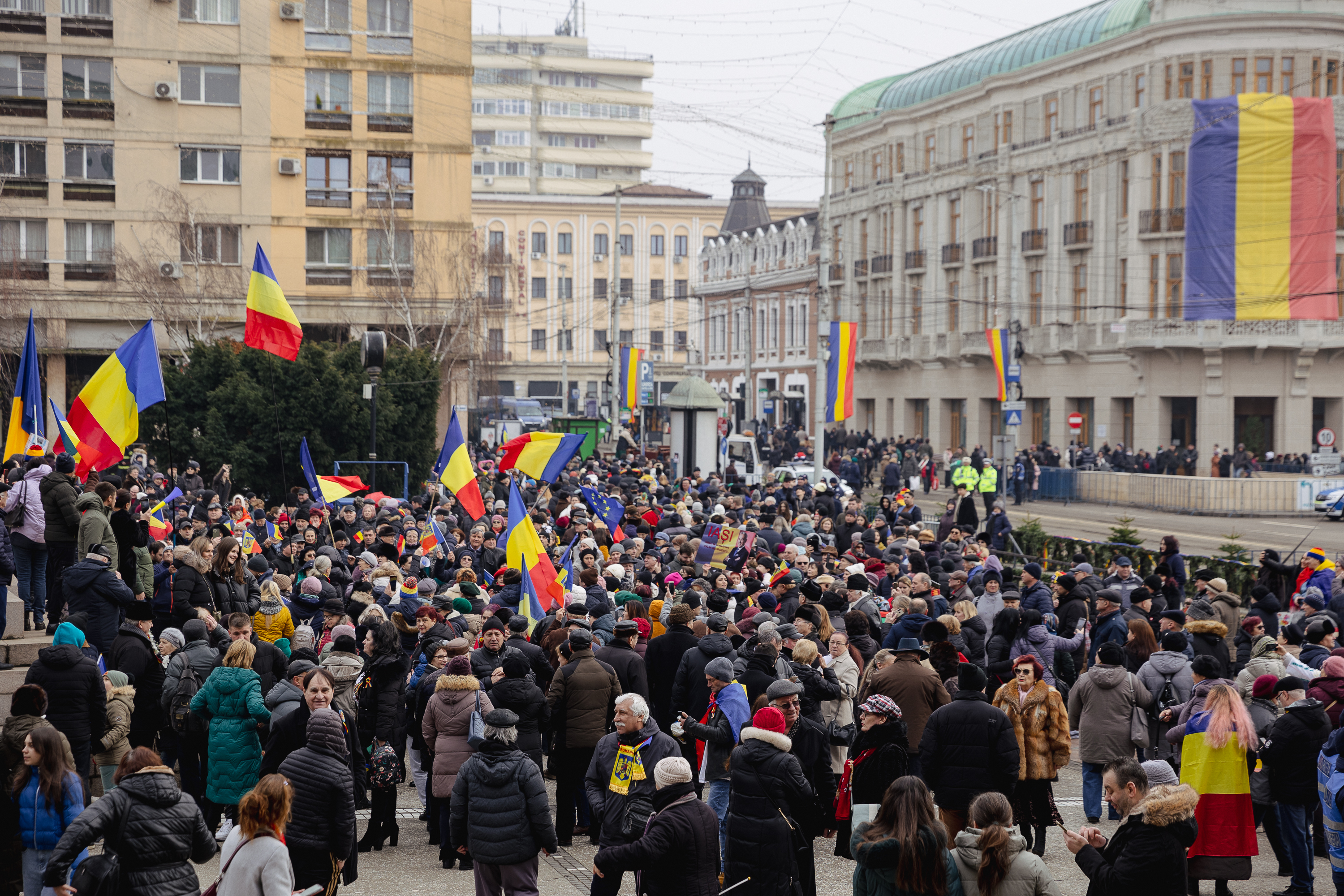 Ziua Unirii în imagini la Iași: câteva mii de oameni s-au bucurat de „sârba moldovenilor” și au fluierat puținii politicieni prezenți | Fotoreportaj