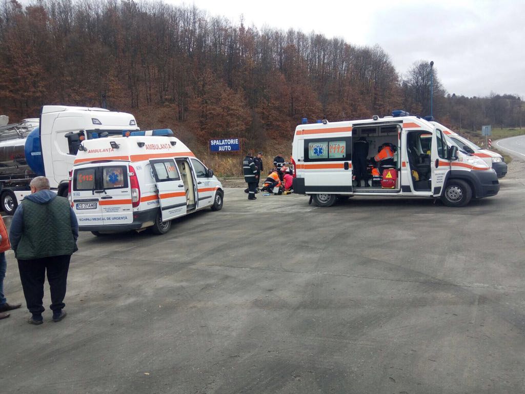 Trei bărbați au murit după ce s-au intoxicat într-o cisternă de bere pe care voiau să o curețe. Tragedia s-a petrecut într-o spălătorie din Caraș-Severin| FOTO