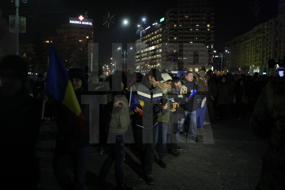UPDATE. Protest, miercuri seara, în Piața Victoriei. ”Uniți toți, scăpăm țara de hoți!”. Hora frăției, în fața Guvernului / GALERIE FOTO