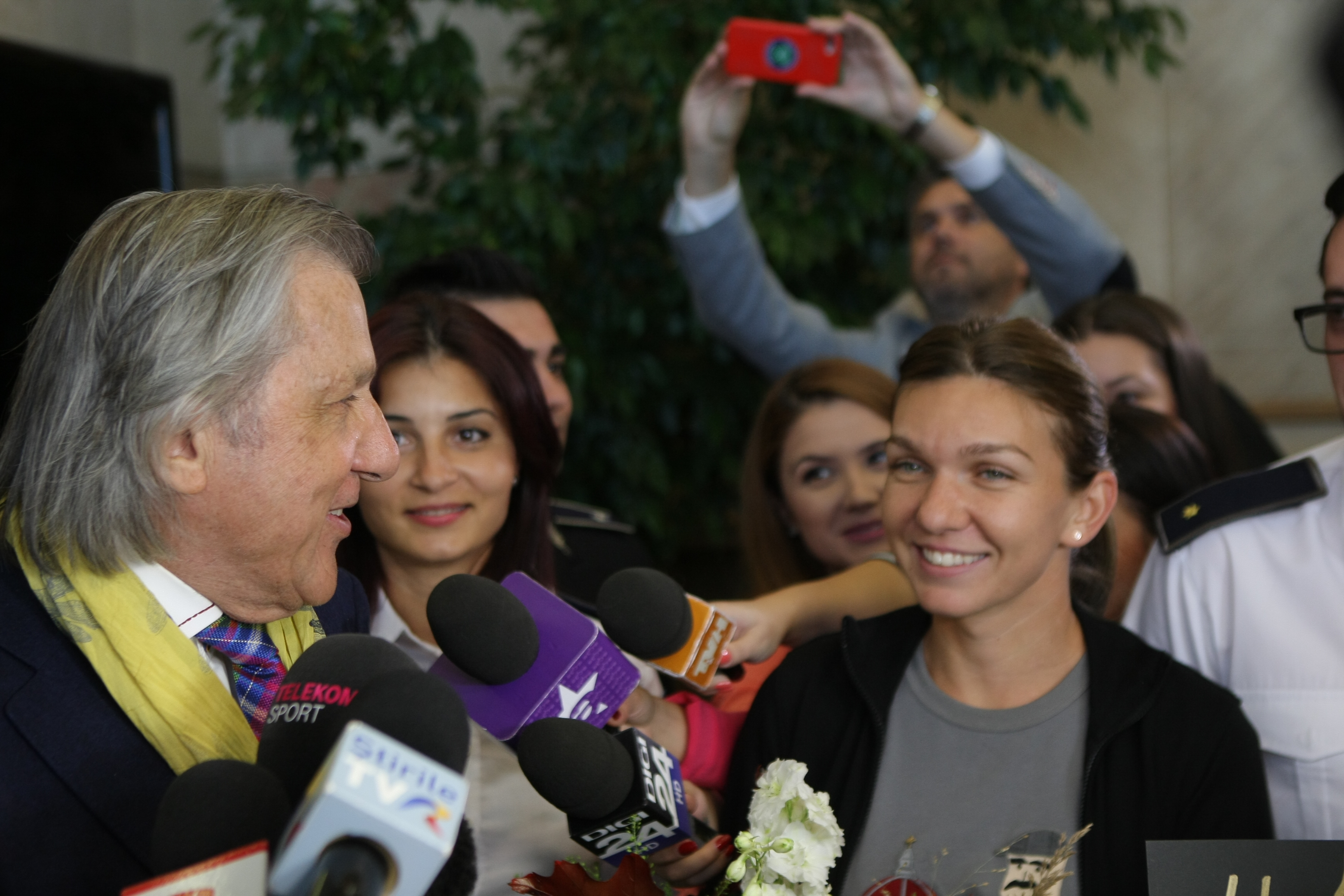 Simona Halep a revenit în România. ”După cum se vede, sunt emoționată”. Ce mesaj a bucurat-o în mod deosebit și cum o recompensează părinții / GALERIE FOTO și VIDEO