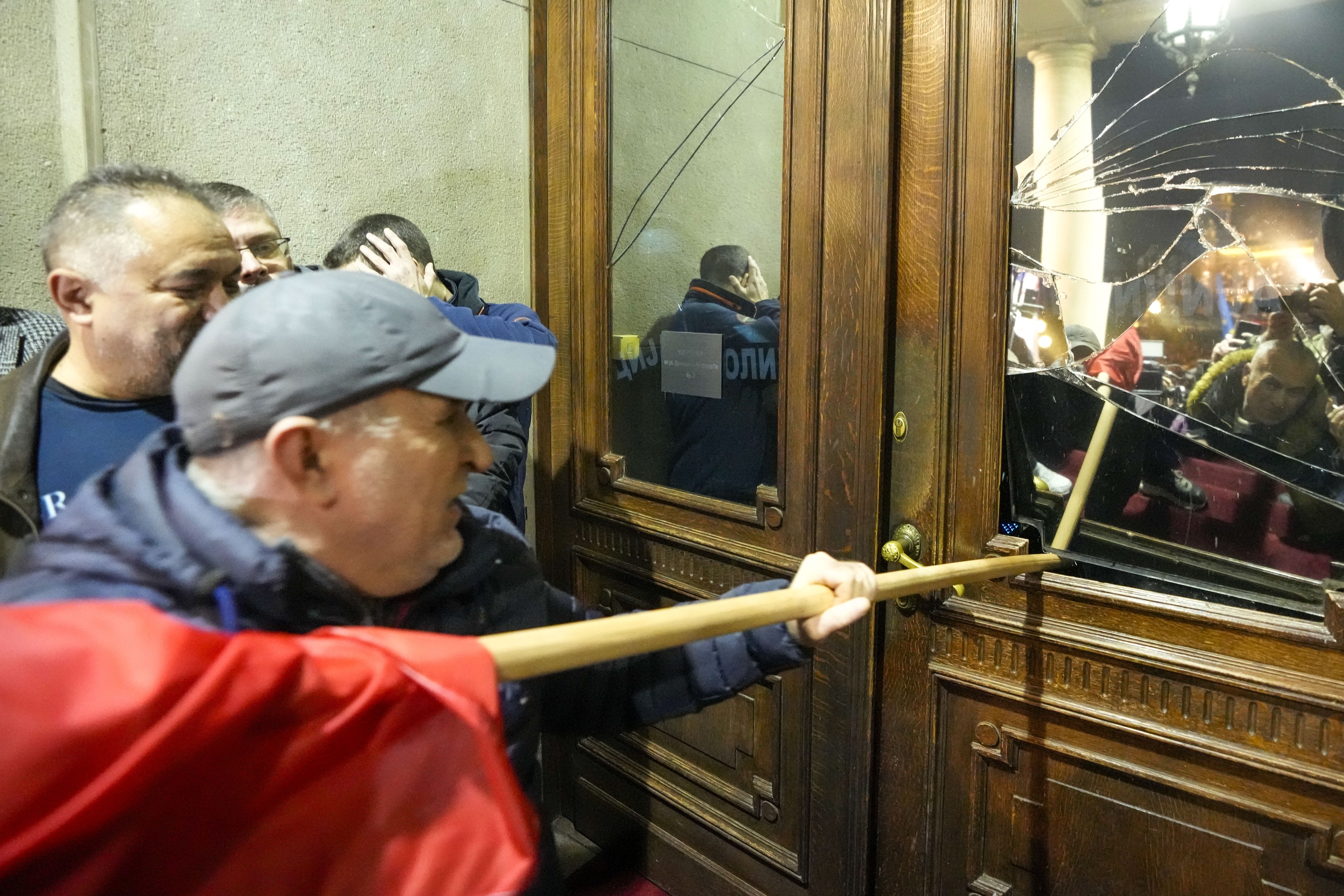 Prima întâlnire a președintelui sârb Vučić după izbucnirea revoltelor de duminică de la Belgrad: cu ambasadorul Rusiei