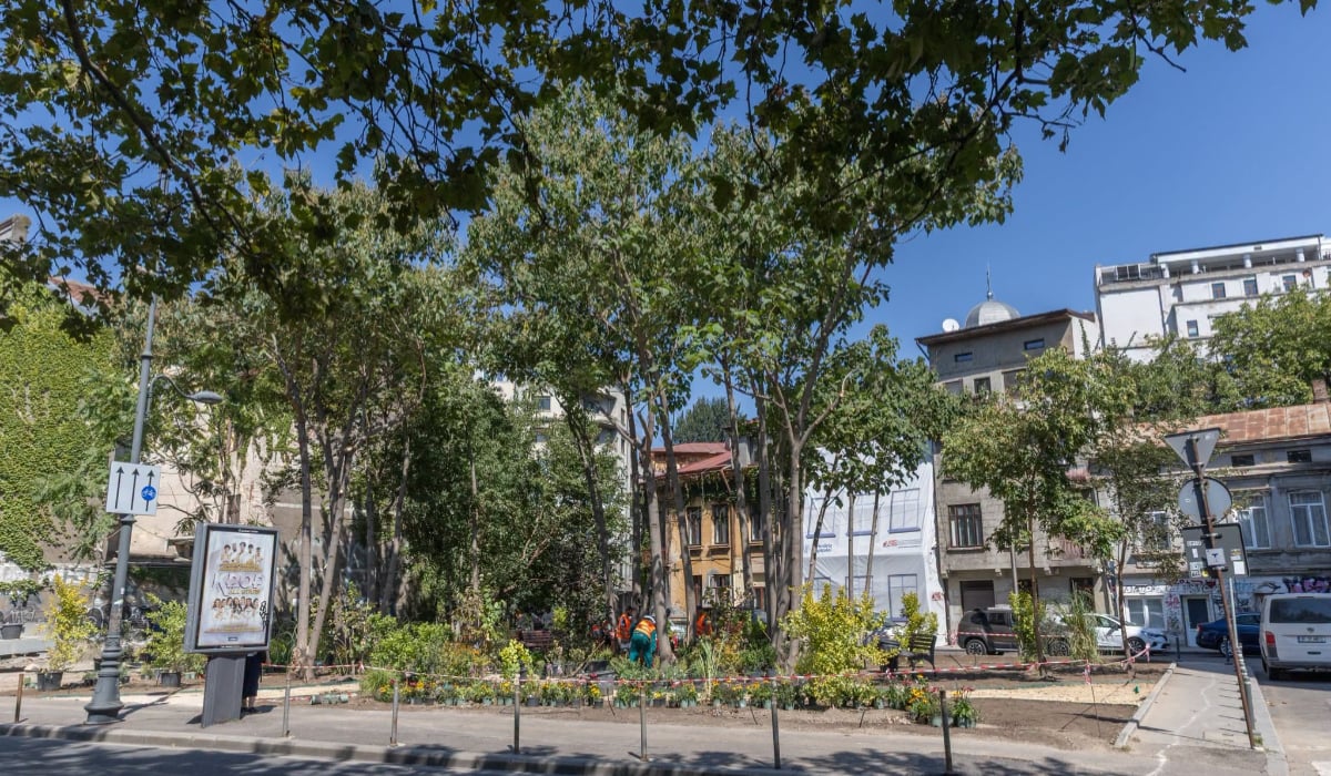Un maidan din centrul Bucureștiului, îngropat în 24 de tone de gunoi, va deveni spațiu verde. Cum arată acum