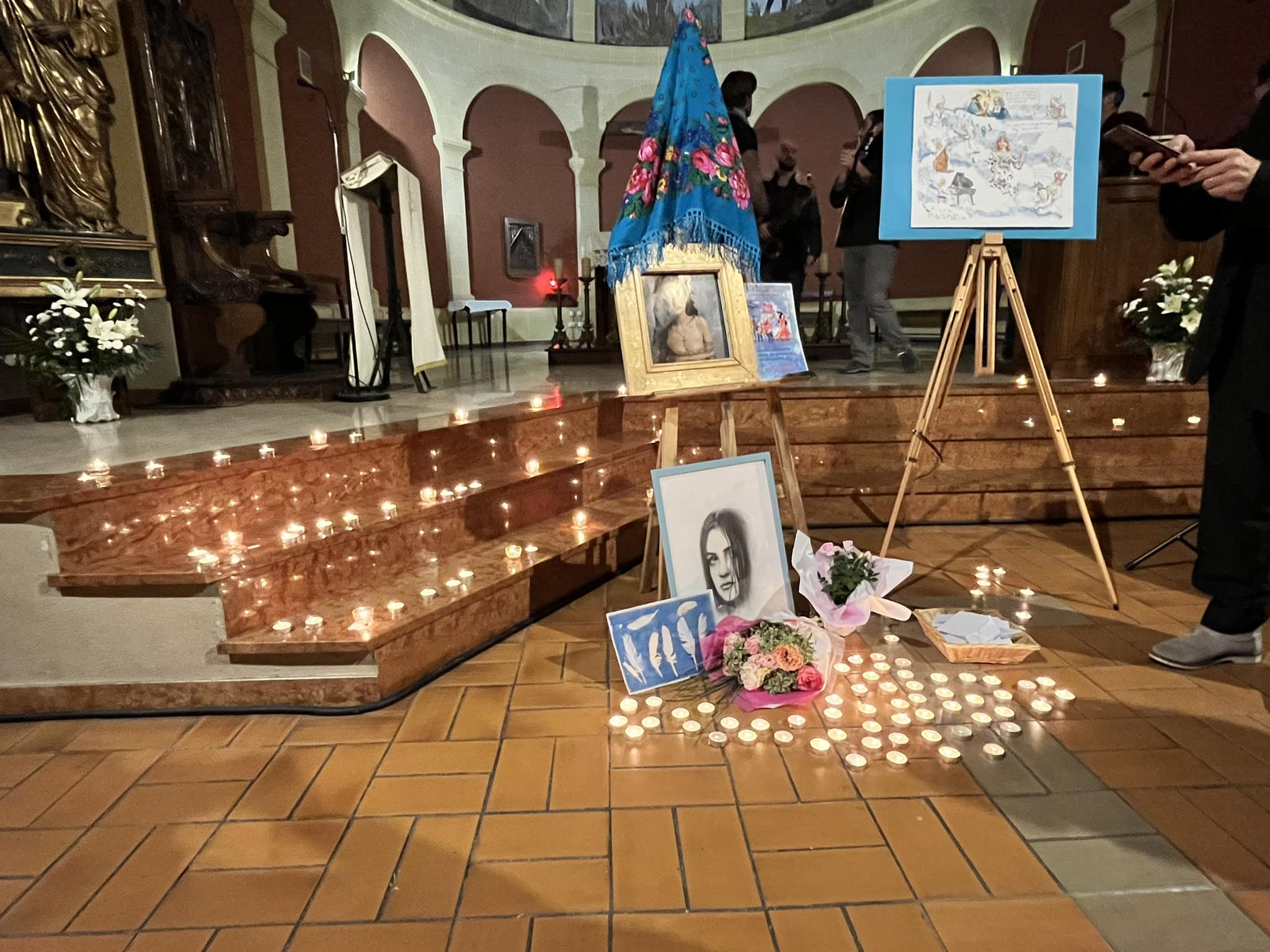 Primul soț al Ronei Hartner a venit la înmormântarea artistei. Rocco Sedano a însoțit-o pe fiica lui, Rita Sumalya FOTO