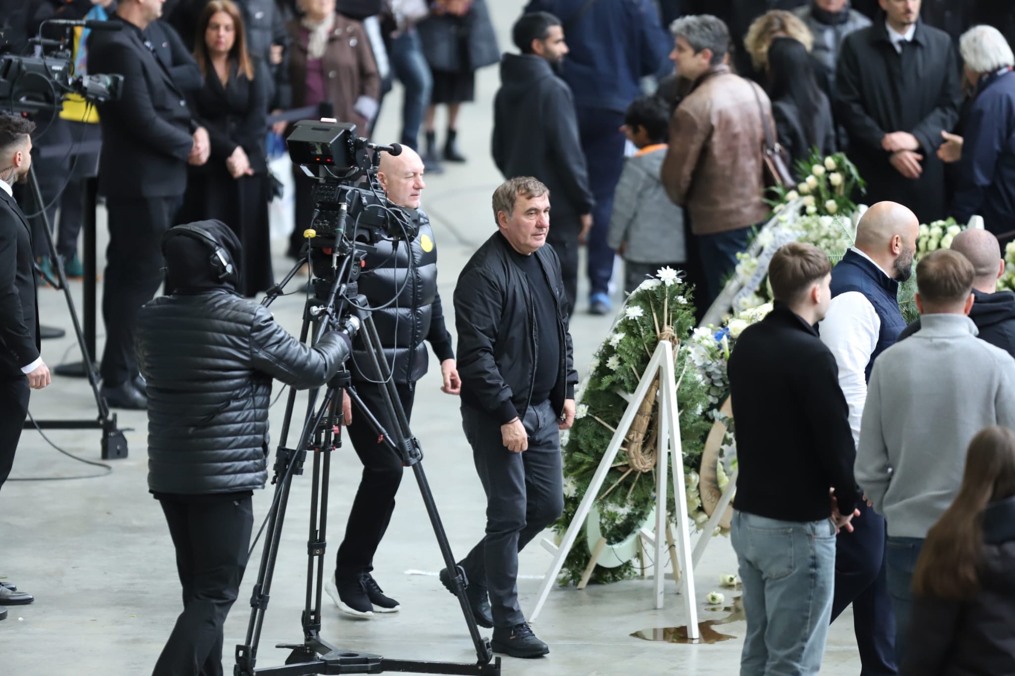 Livetext Mii de români își iau adio de la Mircea Lucescu la Arena Națională înainte de funeraliile cu onoruri militare / „Leucemia i-a provocat și grăbit sfârșitul”