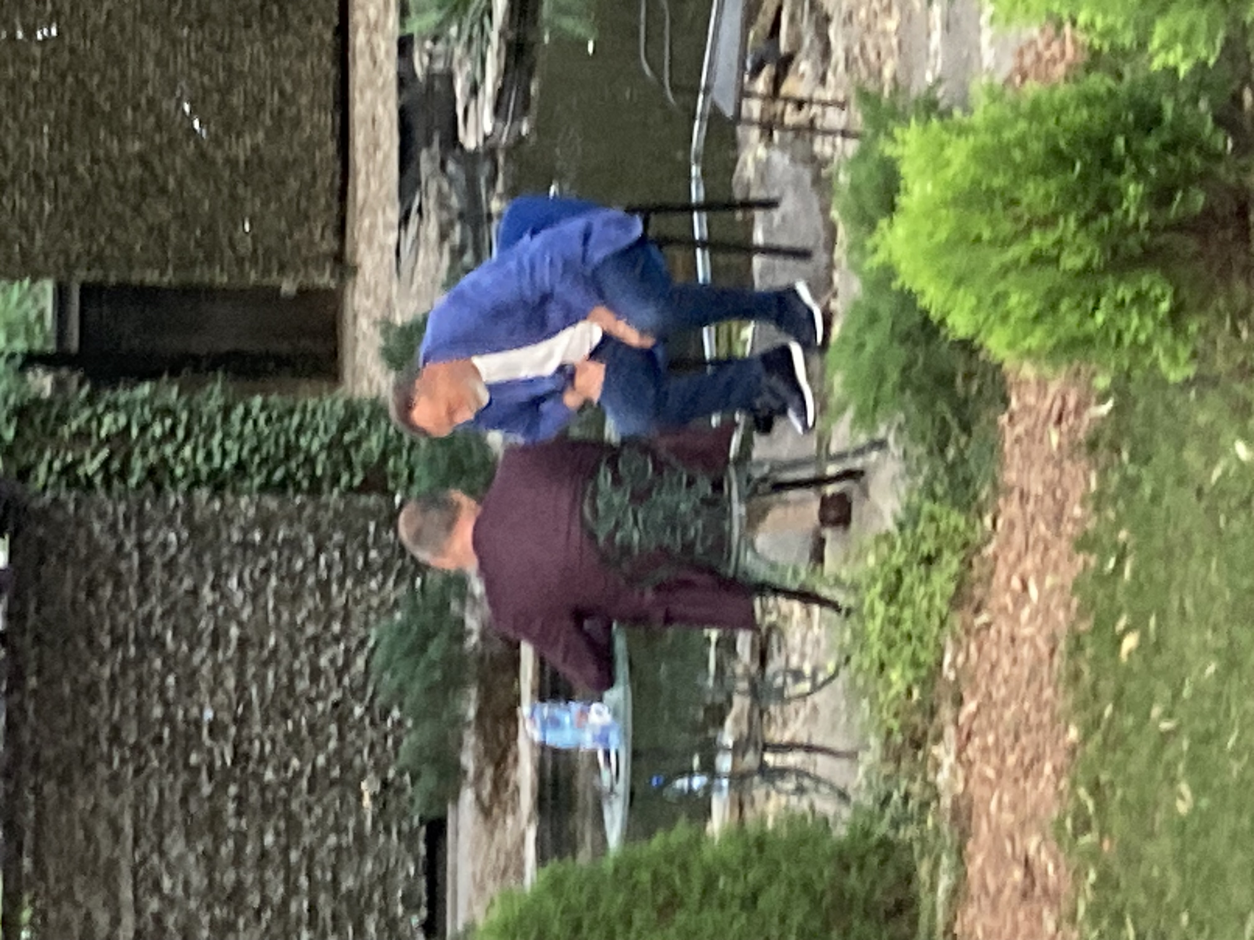 REPORTAJ | Scenă simbolică la PSD. Ciolacu și Grindeanu au dispărut în momentul în care Gabriela Firea a intrat în curtea sediului central. „Am câștigat alegerile!”