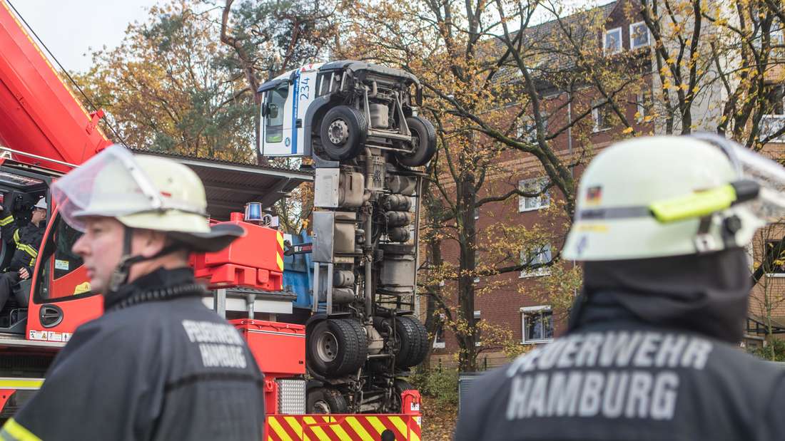 Un camion s-a răsturnat pe spate în parcarea unui supermarket și a rămas pe verticală, în Germania