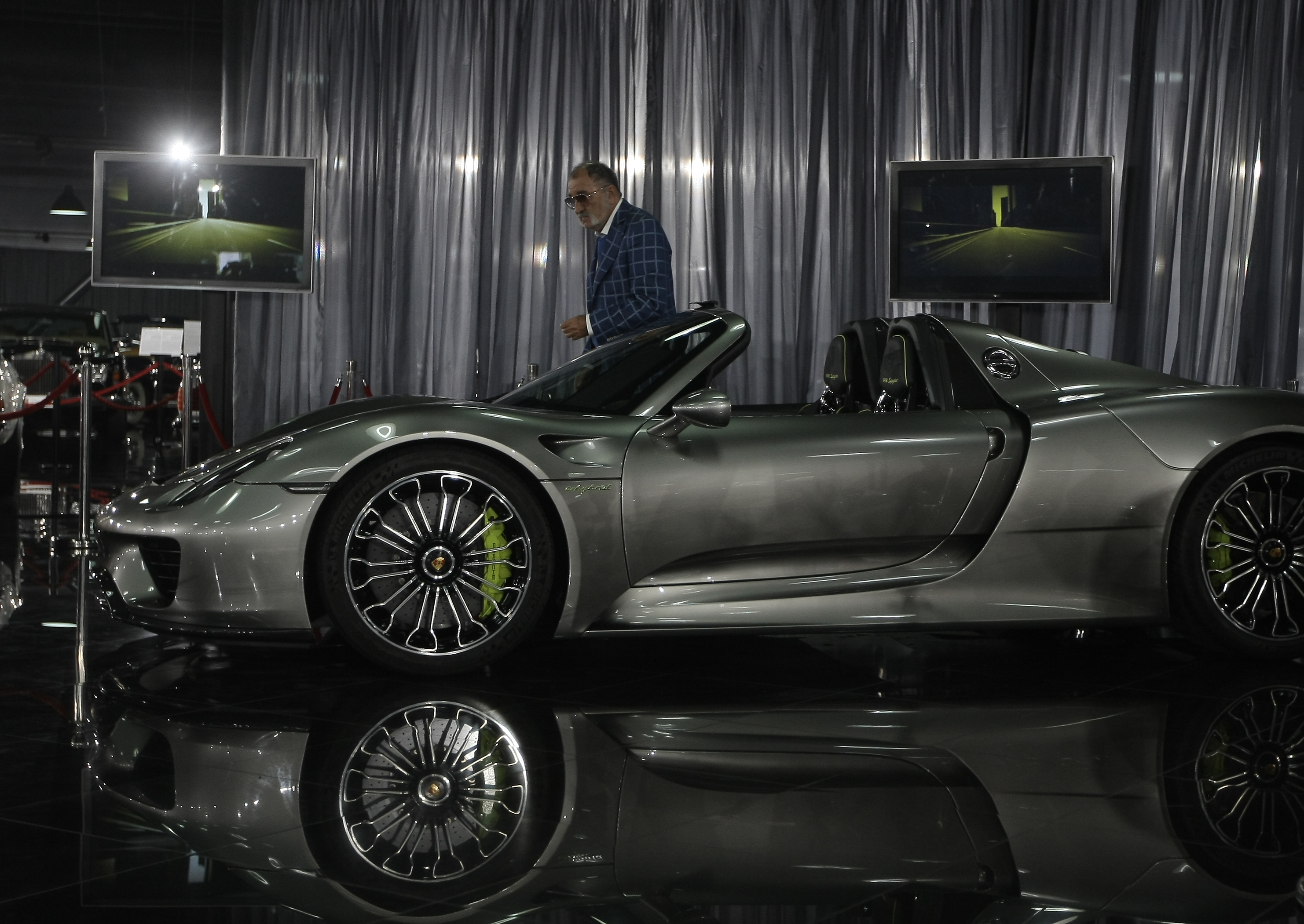 Țiriac și-a prezentat săgeata argintie! Una din cele mai rapide mașini din lume, Porsche 918 Spyder, a intrat joi în colecția omului de afaceri