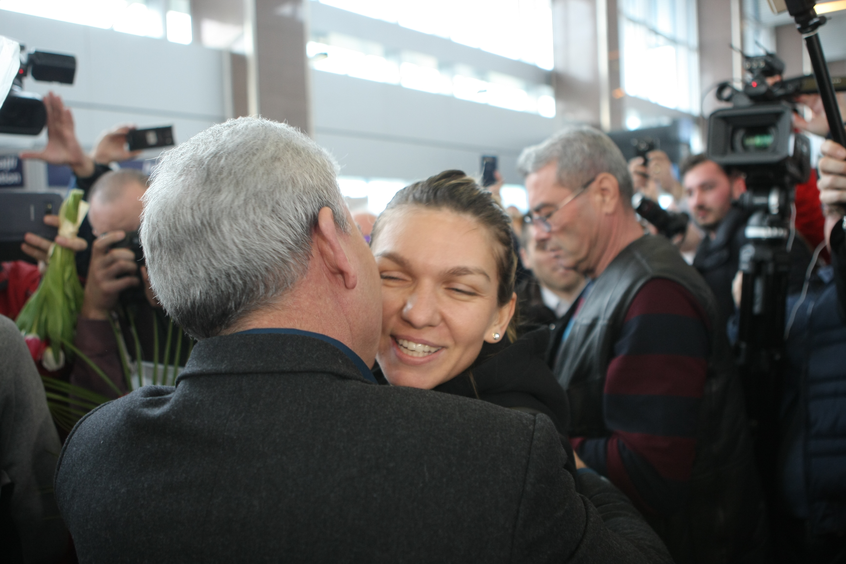 Simona Halep s-a întors acasă supărată și accidentată. A refuzat primirea la Salonul Oficial. Îmbulzeală la aeroport / GALERIE FOTO