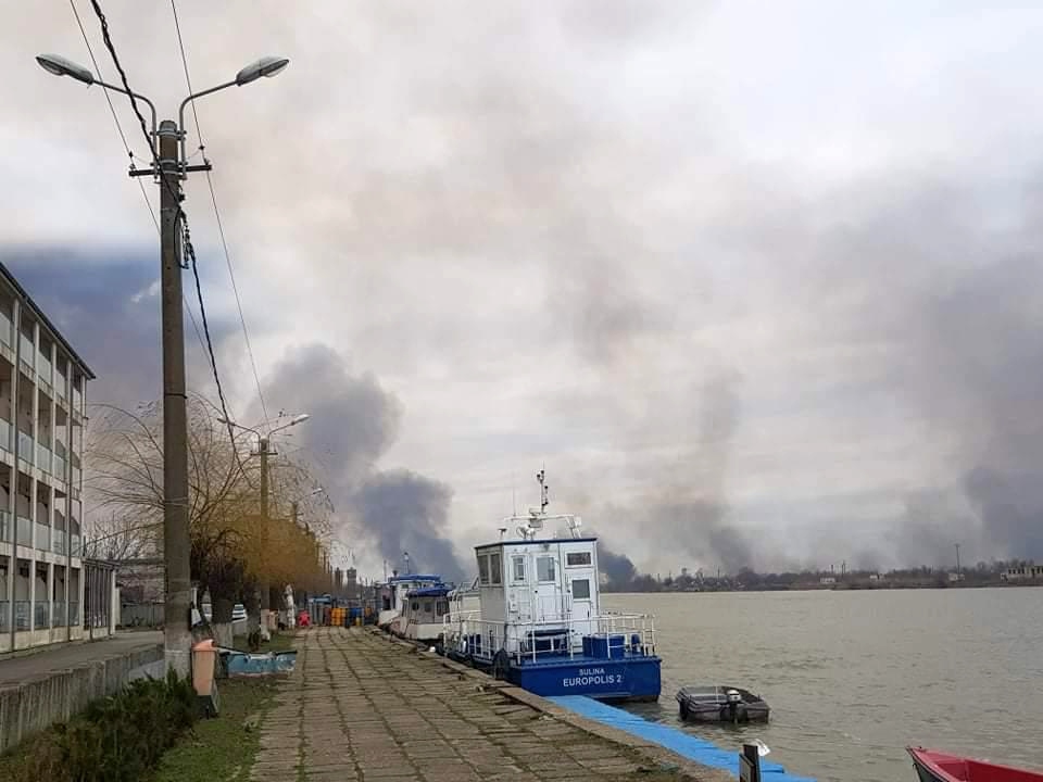 Incendiu de vegetație aproape de Sulina. Pompierii, în alertă