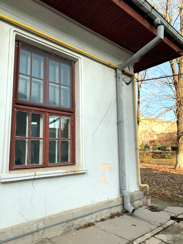 Evacuați din clădirea-capcană din strada Eforie după dezvăluirile făcute de Libertatea, polițiștii vor munci într-un fost grajd și un cămin dezafectate de 10 ani!