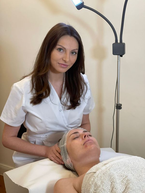 Trucul la care Elena Gheorghe apelează pentru a se menține tânără fără intervenții estetice. A urmat exemplul Thaliei: „Pomeți ridicați și fără cearcăne”