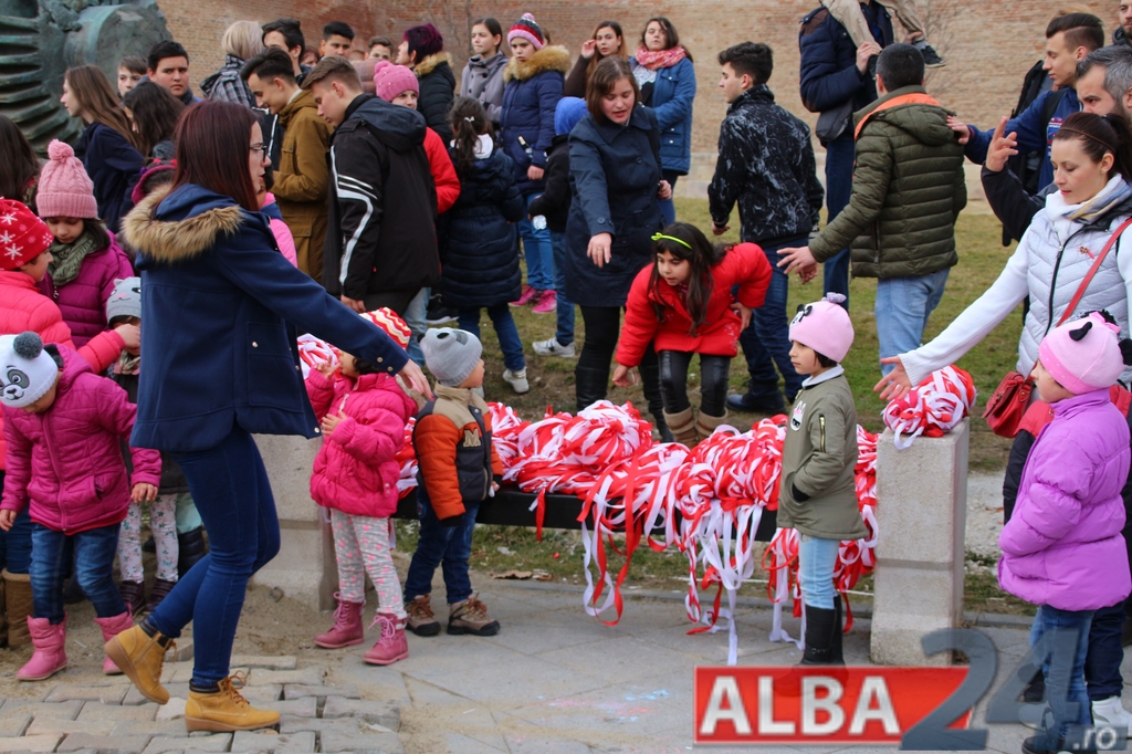 Cetatea Alba Carolina, înconjurată de un șnur de mărțișor uriaș. E lung de aproape 3 kilometri
