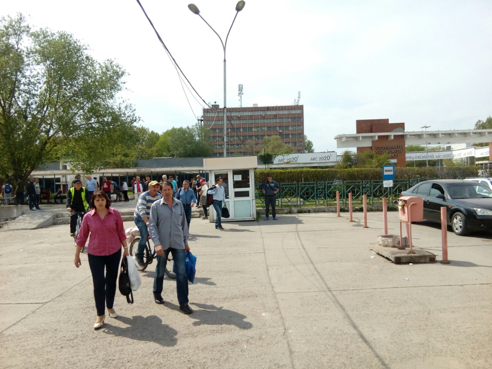 REPORTAJ/ Angajaţii ArcelorMittal Galaţi, între îngrijorare și speranță, înaintea vânzării. "Un şef spunea că cine ţine un ciorap găurit? Cine l-a găurit, nu tot ei?"