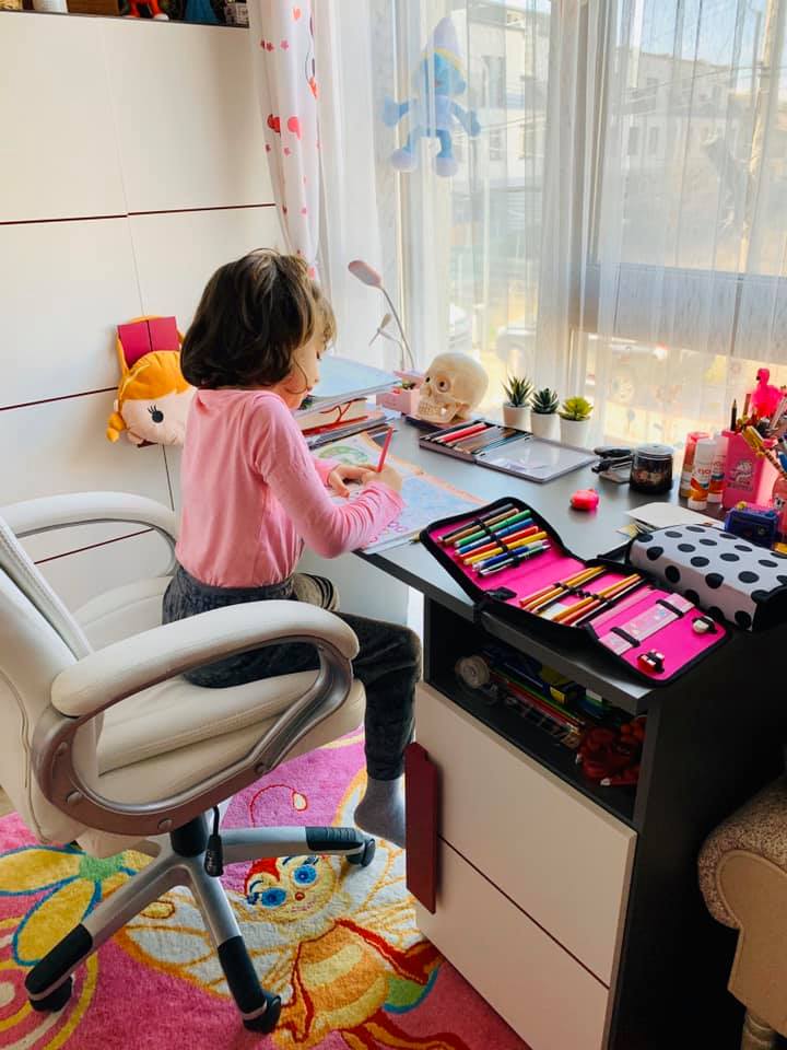 Imagini cu casa în care locuiește Livia Graur: „Am un stâlp de rezistență în mijlocul sufrageriei”