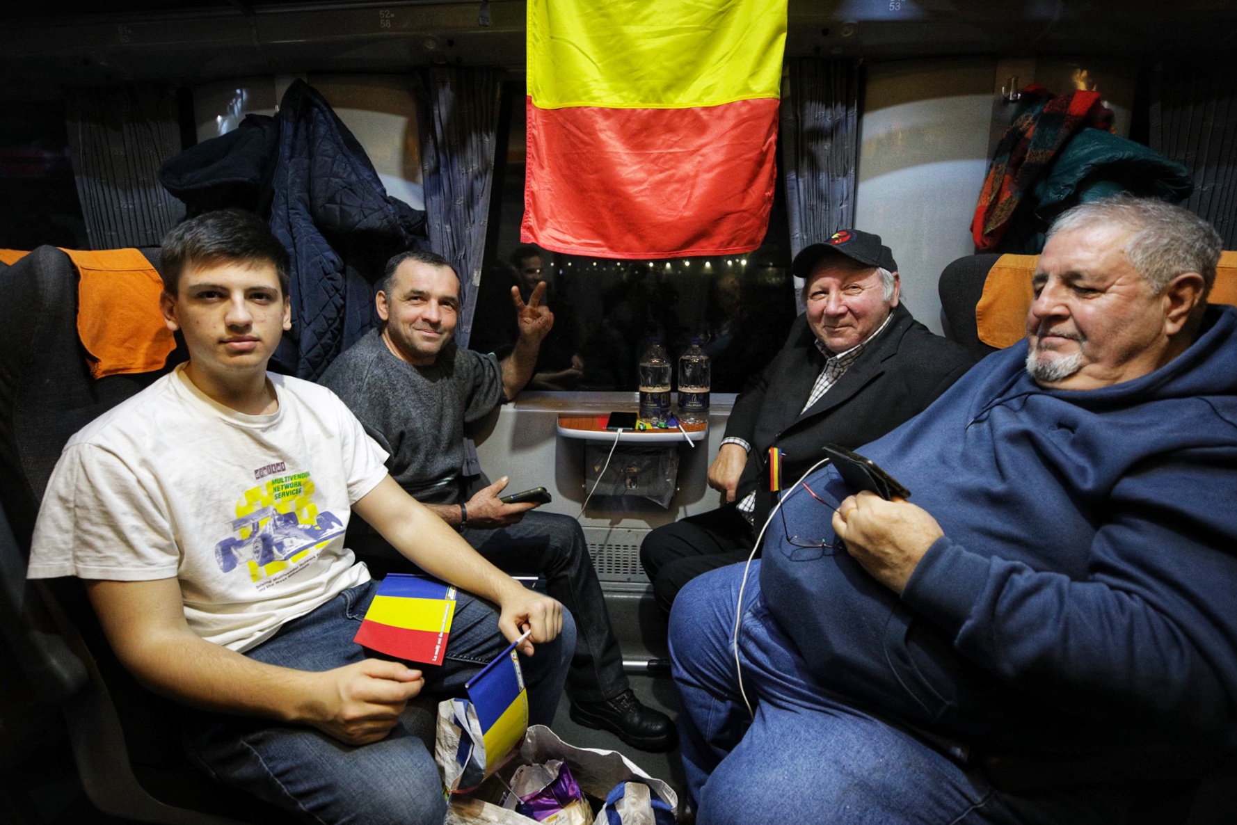 REPORTAJ. Am petrecut 24 de ore cu simpatizanții AUR care s-au urcat în „trenul Unirii”. Ce îi unește în cuget și-n simțiri pe susținătorii lui George Simion