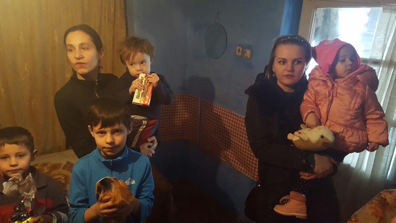 Reacția unor copii sărmani care au primit cadou un porcușor de Guineea: ”Wow, un iepure!”