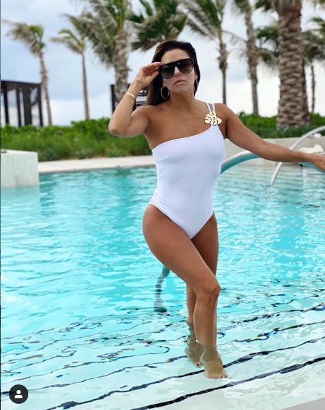 Eva Longoria, fără sutien pe covorul roșu. Actrița a purtat o rochie transparentă din dantelă