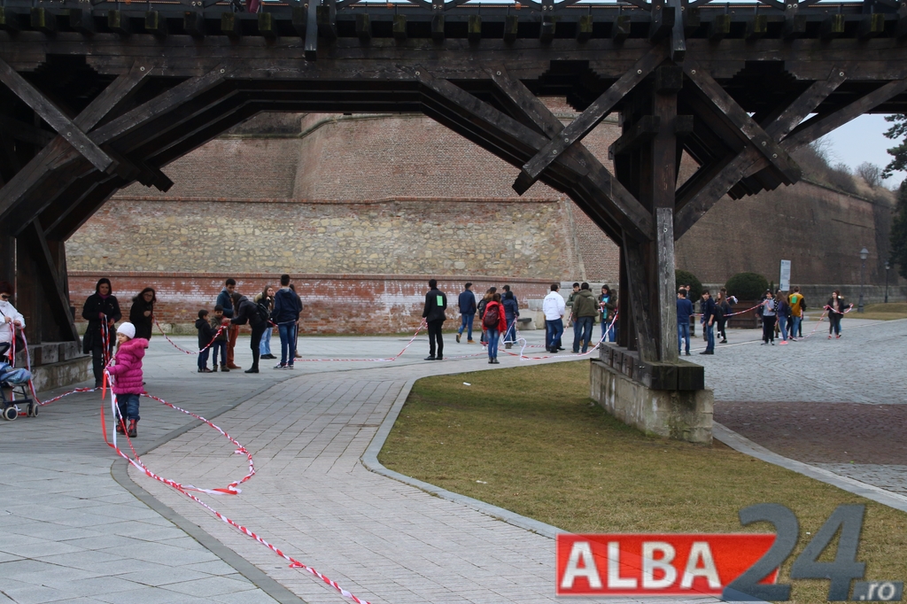 Cetatea Alba Carolina, înconjurată de un șnur de mărțișor uriaș. E lung de aproape 3 kilometri