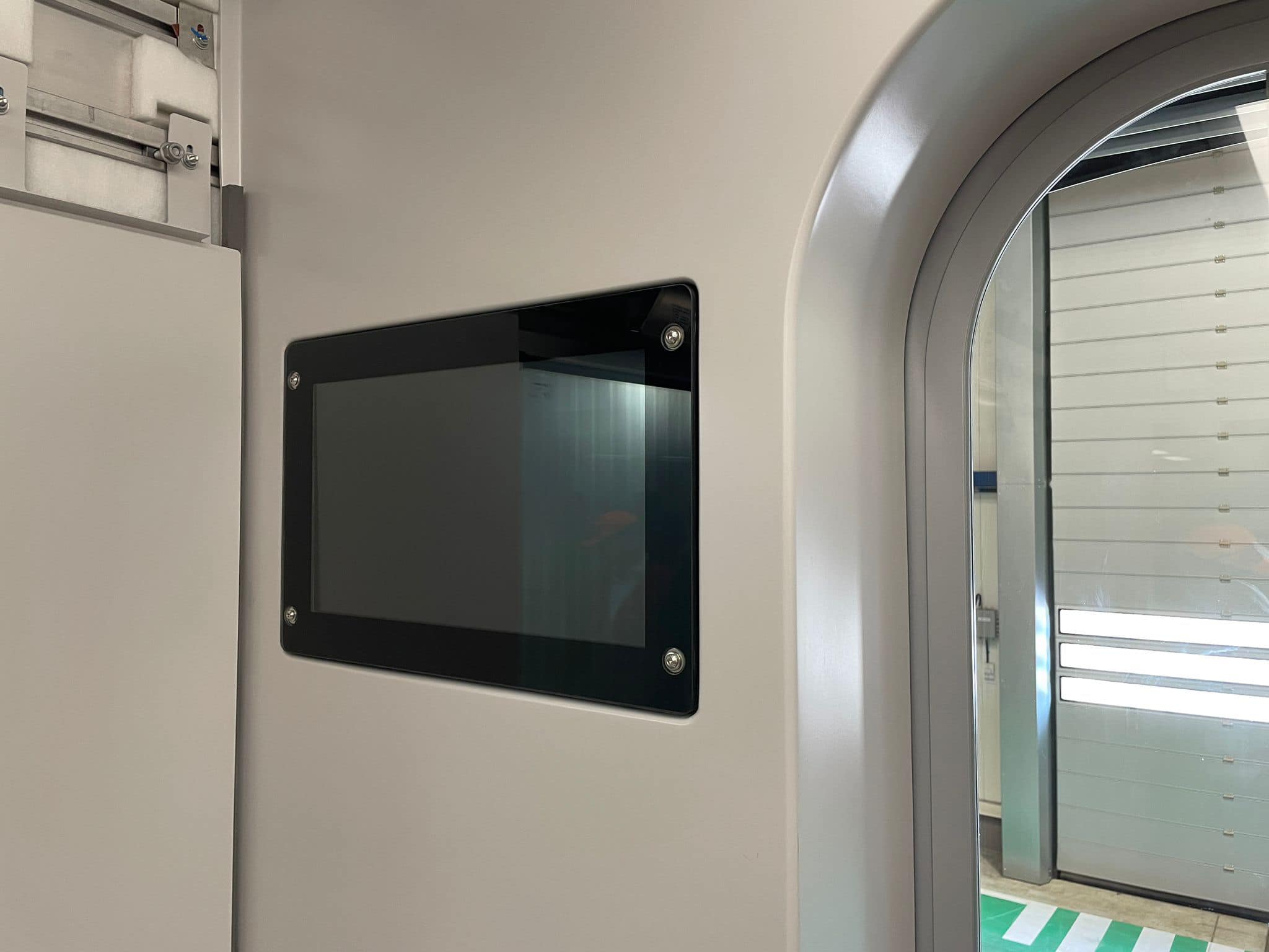 Cum arată primul tren cumpărat de România, la 20 de ani după Săgețile Albastre. Când va intra în circulație