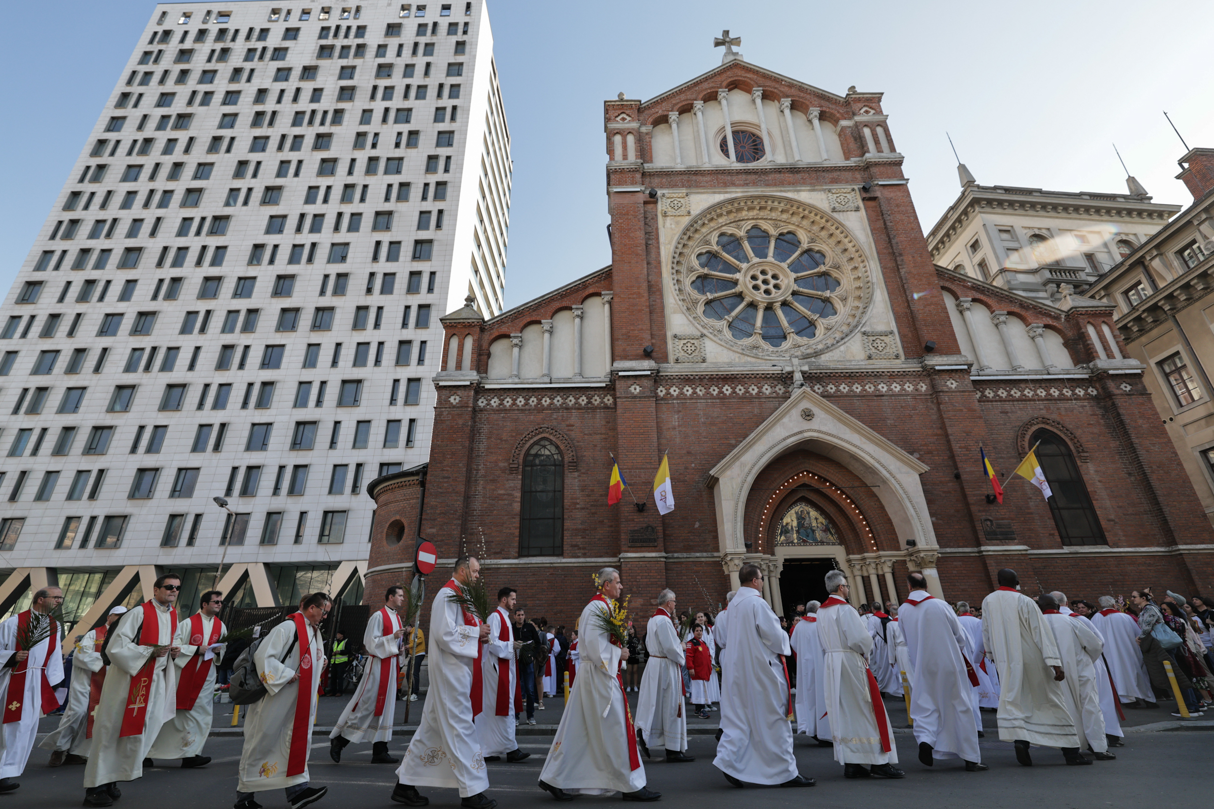 Catolicii au sărbătorit Floriile. Imagini de la procesiunea religioasă din București, care a dus la restricții în trafic