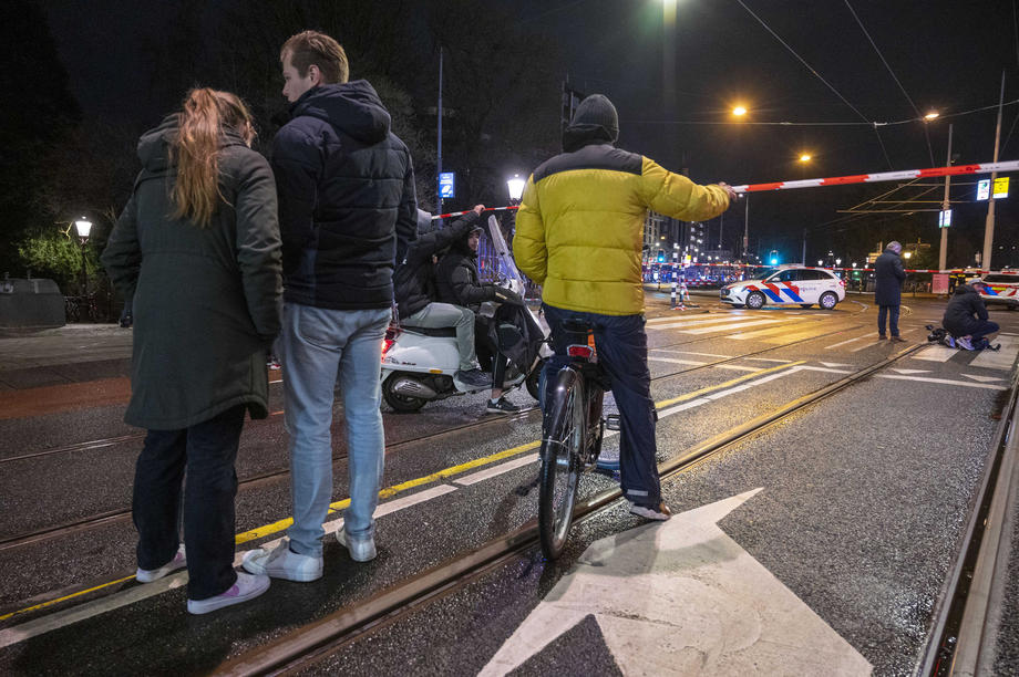 Cel puțin o persoană a fost luată ostatică în Amsterdam de un bărbat înarmat, anunță Poliția locală