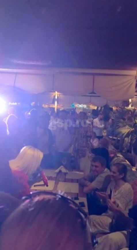 Loredana Groza, show pe masa lui Ianis și a lui Gheorghe Hagi la un local din Mamaia. Soțiile lor, Elena și Marilena, au fost de față