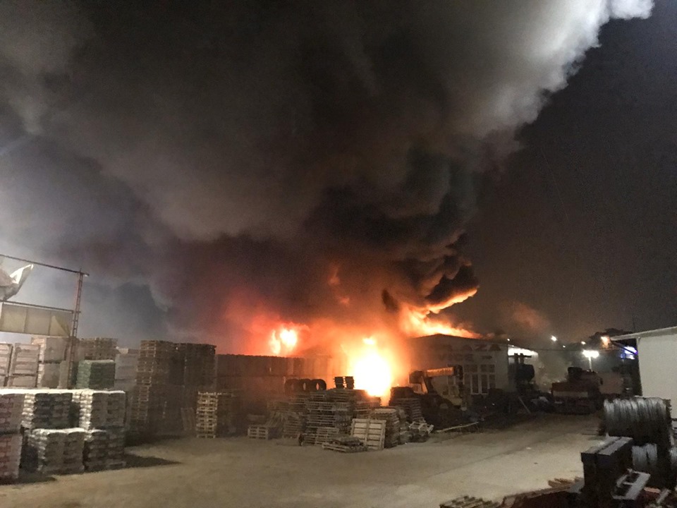 Incendiul la un depozit de pe șoseaua Fundeni din București a fost stins. Locuitorii, avertizați prin Ro-Alert
