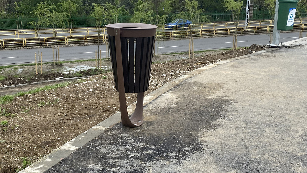 FOTO. Inaugurarea promenadei de pe Lacul Morii intră în linie dreaptă, dar se amână. S-au montat pergolele și băncile, urmează sistemul de monitorizare video