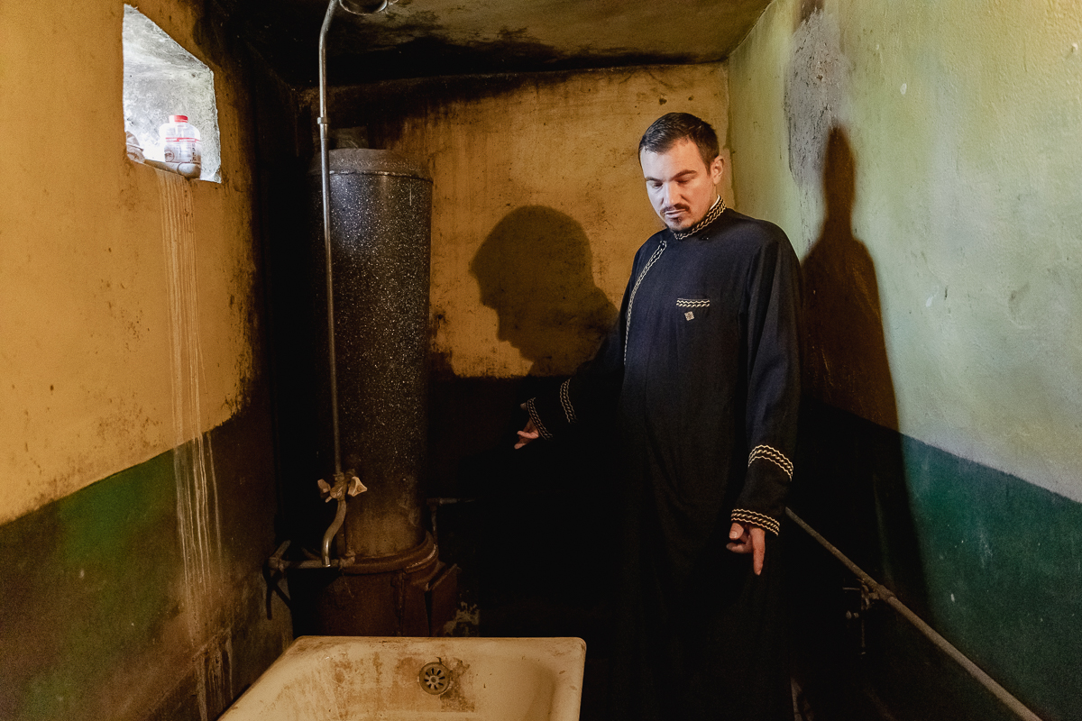 REPORTAJ. Noul proiect caritabil al părintelui Balaban: casă renovată pentru o familie cu patru copii, dintre care unul bolnav