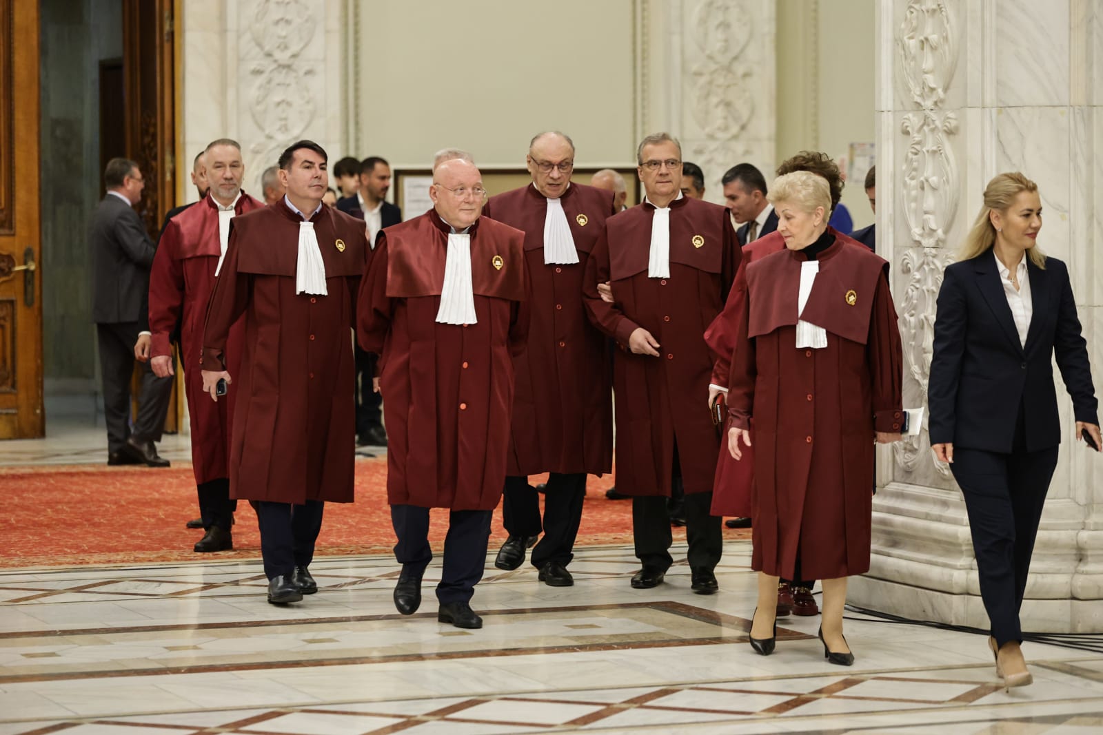 Nicușor Dan arată încă din prima zi că va fi președinte-jucător. Detalii surprinse la ceremonia de învestire: de la buna-dispoziție a lui Băsescu la încolonarea clasei politice | Reportaj