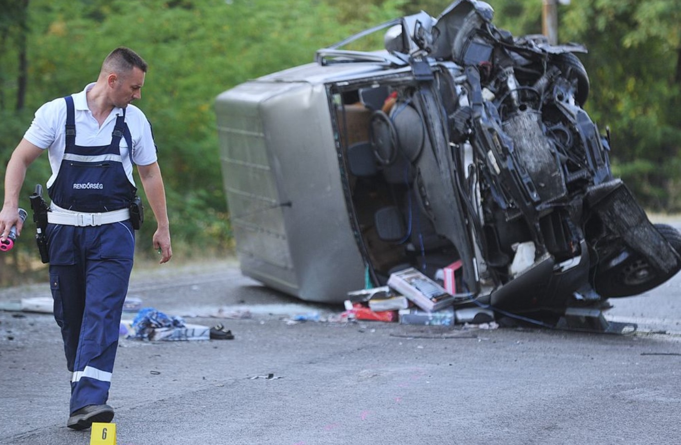 Microbuz românesc distrus în Ungaria, într-un accident cu un mort și doi răniți. Supraviețuitorii și-au pus mâinile-n cap când au văzut ce e pe șosea