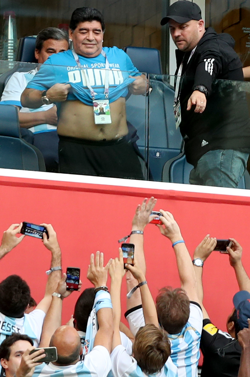Nebunia lui Maradona, la Campionatul Mondial de fotbal Rusia 2018. ”Butoiașul” a urlat, a dormit, s-a trezit și a făcut semne obscene la meciul Argentina - Nigeria / FOTO&VIDEO