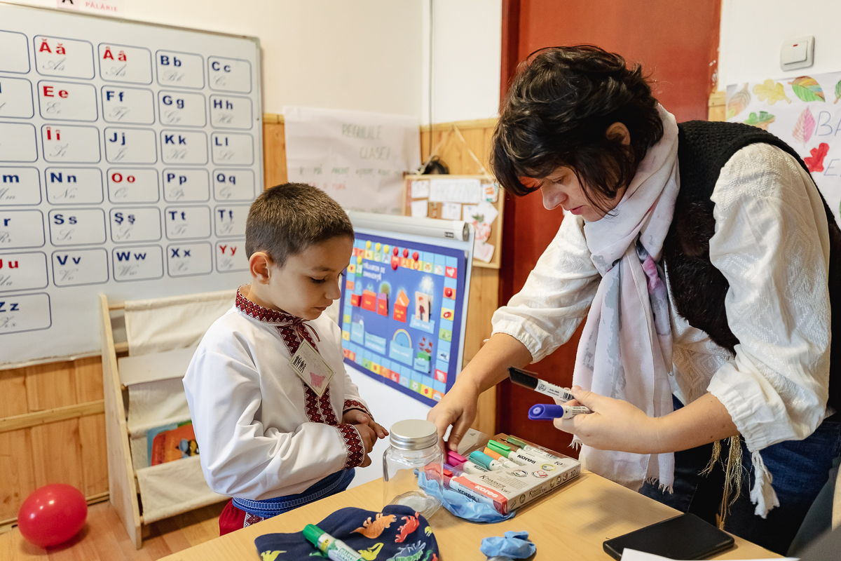 SPERANȚĂ. Într-o școală din Olt, o profesoară îi învață pe copiii cu părinți în străinătate să creadă că tinerii pot reuși și în țară: „Se pot realiza oriunde, numai să găsească oamenii potriviți”