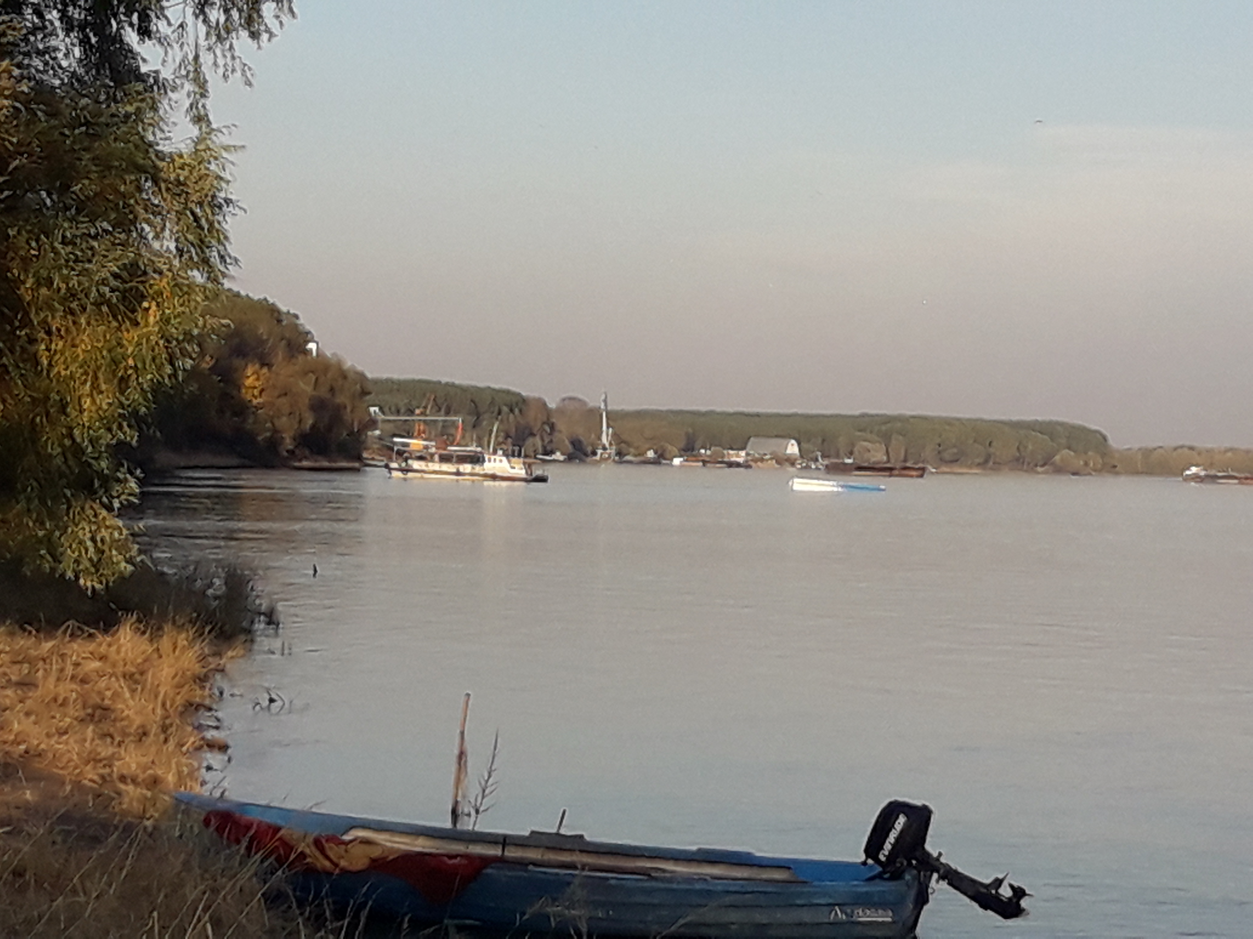 FOTO&VIDEO/ O autocisternă a căzut în Dunăre, la Călărași
