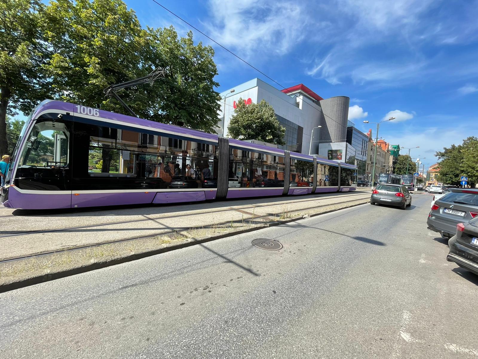 Femeie rănită după ce o bară de susținere dintr-un tramvai nou din Timișoara s-a desprins