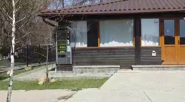 VIDEO/Automat cu lumânări și tămâie la intrarea într-un cimitir din Prahova. Inițiativa aparține preotului unei parohii din Câmpina